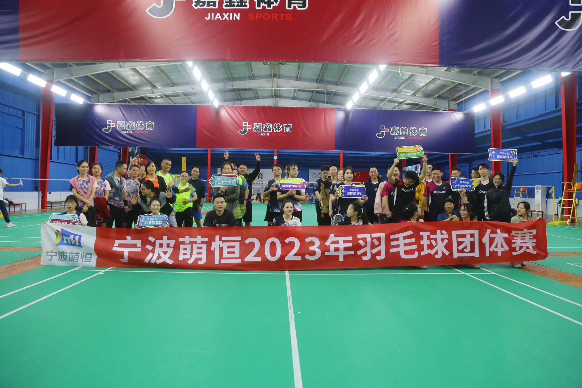 看，他們揮拍的姿勢真颯！