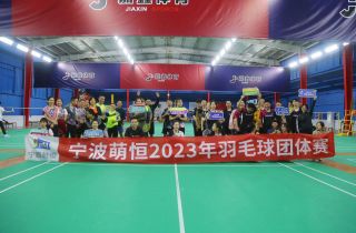 看，他們揮拍的姿勢真颯！