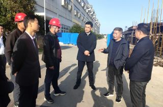 縣委書記王啟武走訪湖南萌恒慰問勞動模范