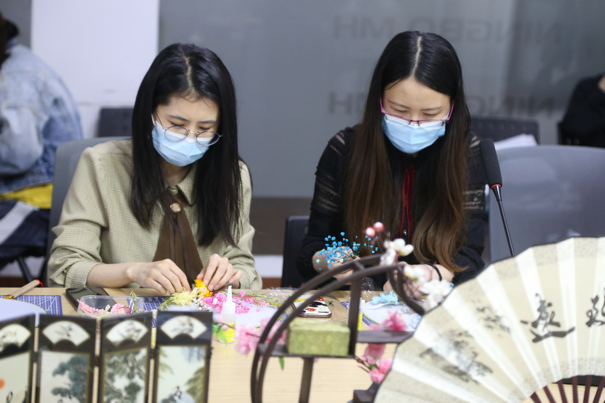 母親節(jié)干花團扇DIY